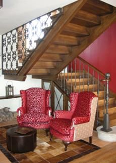 Estudio 14 escaleras y sillones rojos